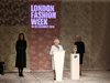 За първи път! Кралица Елизабет Втора на Лондонската седмица на модата (Снимки)