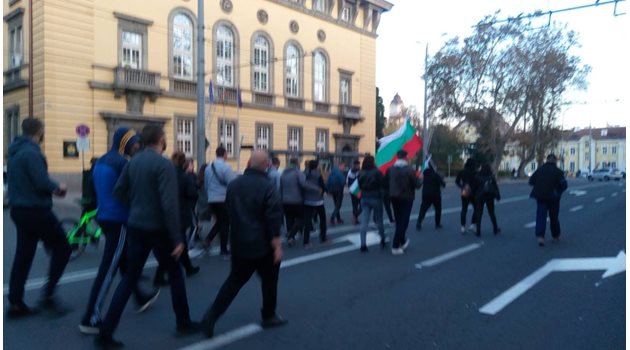 Шествието започна от бул."Хр.Ботев", където първоначално се събраха стотина души. Снимки:Елена Фотева