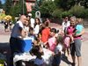 Миньор организира протест, за да черпи деца със сладолед