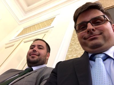 Yordan Mollov (right) takes a selfie in the National Assembly, and next to him is the other defendant as the leader of the financial fraud and money laundering gang Kiril Jabarov. 