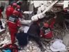 Вижте как отломки от сграда падат върху спасители в Турция (Видео)