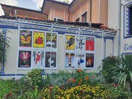 Част от плакатите на Божидар Икономов ще бъдат представени в двора на Къщата на Верен Стамболян. Снимка: Община Пловдив