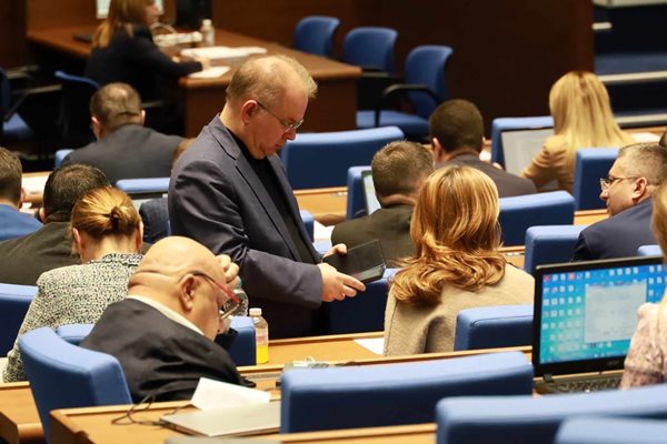 Шефът на комисията по конституционни въпроси Радомир Чолаков се подготвя за първото гласуване на конституцията в петък.

СНИМКА: РУМЯНА ТОНЕВА