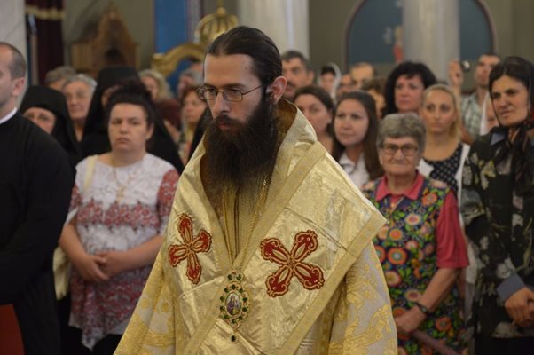 36-годишният Знеполски епископ Арсений е най-младият претендент за поста