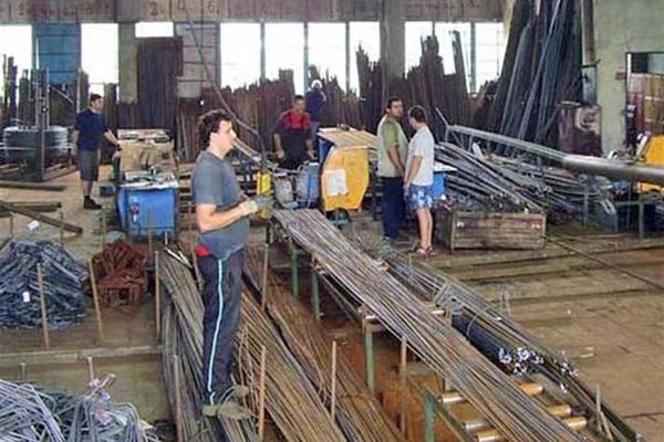 Фабрика за дървен материал има Атанас Камбитов от Благоевград (горе). Колегата му от Силистра Стефан Господинов пък е собственик на два магазина (долу). 
СНИМКИ: САШО КРУШЕВСКИ И ЙОРДАН ГЕОРГИЕВ
