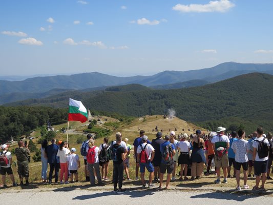 Публиката наблюдава възстановката на боевете от Шипченската епопея