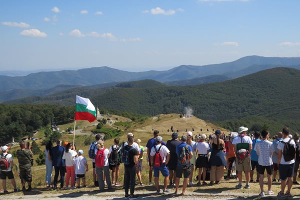 Публиката наблюдава възстановката на боевете от Шипченската епопея