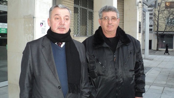 Бащата на убития Ангел Събев - Кънчо (вдясно), с адвоката на семейството Емил Георгиев