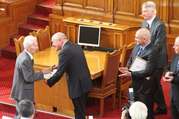 Залата стана на крака да приветства най-възрастния практикуващ лекар у нас - 95-годишния микробиолог д-р Йордан Танев, когато получаваше приза си на трибуната в пленарната зала на парламента.