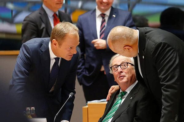 Българският премиер прегръща Жан-Клод Юнкер, докато тримата с Доналд Туск (вляво) обсъждат заседанието на Европейския съвет.