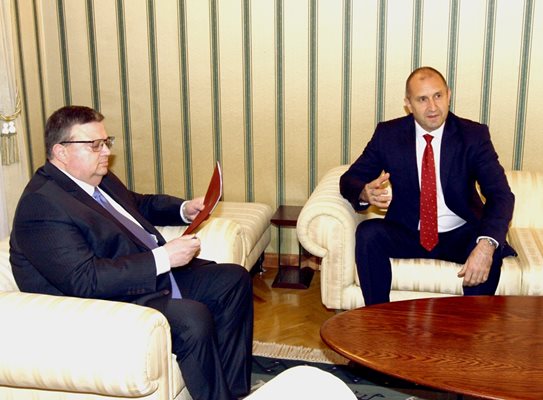 Срещата между президента Румен Радев и главният прокурор Сотир Цацаров продължи повече от час.