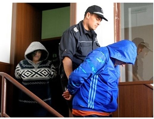Близнаков и съпругата ми Ивона криеха лицата си на предишно съдебно заседание. Снимки: Архив