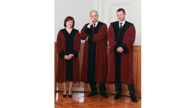 Павлина Панова, Атанас Семов и Красимир Влахов са сред 10-те конституционни съдии, подкрепили решението.