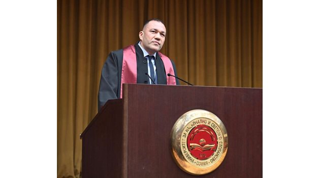 Кубрат Пулев говори при получаването на магистърската степен в УНСС.