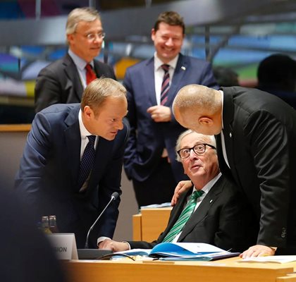 Българският премиер прегръща Жан-Клод Юнкер, докато тримата с Доналд Туск (вляво) обсъждат заседанието на Европейския съвет.