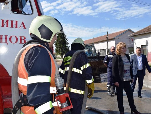Проф.Любомира Попова сред пожарникарите, които се борят със щетите от пороя в Свищовско
