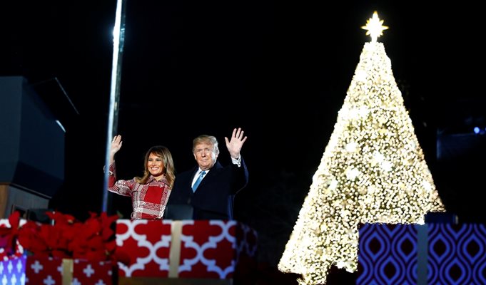 Първата дама Мелания Тръмп запали светлините на главното коледно дърво във Вашингтон в компанията на президента Доналд Тръмп Снимки: Ройтерс