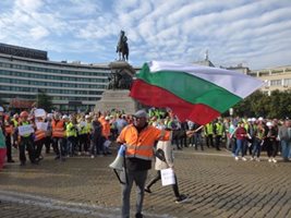 Стотици строители на пътища в страната протестират в София.