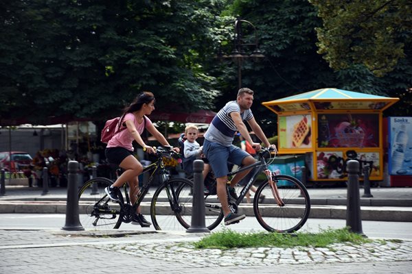 Все по-често цели семейства карат велосипед в столицата.

СНИМКА: “24 ЧАСА”
