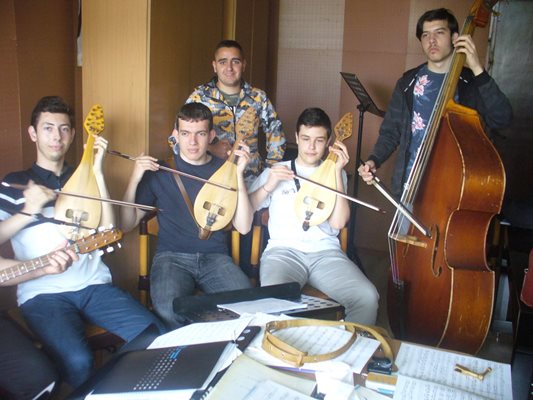Симеон Илиев, гъдулар от София (вляво), свири с първите си братовчеди Асен и Милен Станоеви (първите от дясно на ляво).