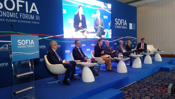 Участниците в енергийния панел на Софийския икономически форум. 