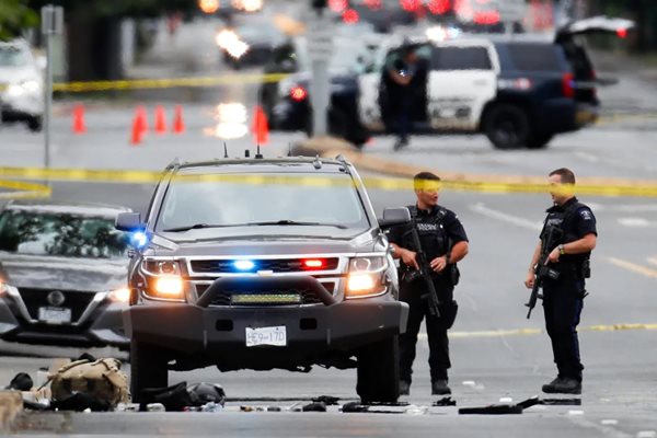 Двама души са застреляни, а шестима полицаи са ранени след опит за въоръжен грабеж на банка в канадския град Саанич.
Снимка: Ройтерс