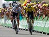 Шампионът взе етапа в "Тур дьо Франс", но водачът запази аванса си