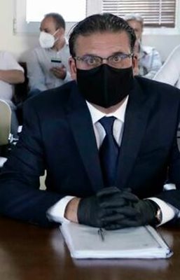 Шефът на "Булгаргаз" Людмил Йоцов се яви на заседанието с черна маска и черни ръкавици.