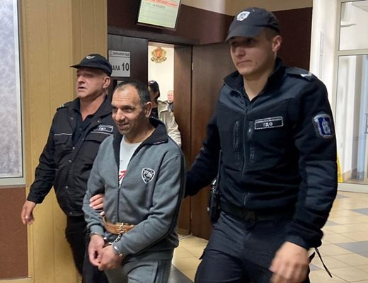 Васко Колев се усмихваше, след като чу присъдата си.