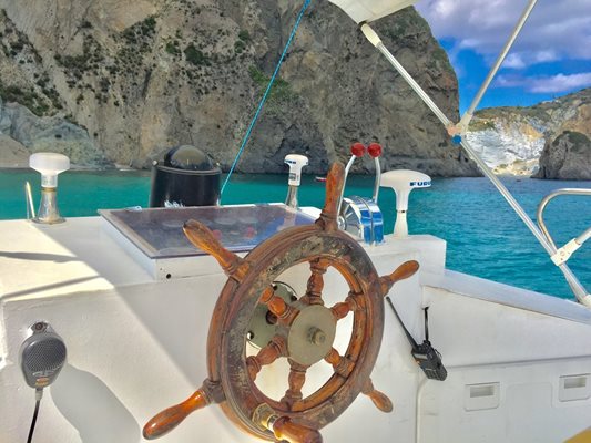 Пътешествието с лодка около Понтийските острови е задължително