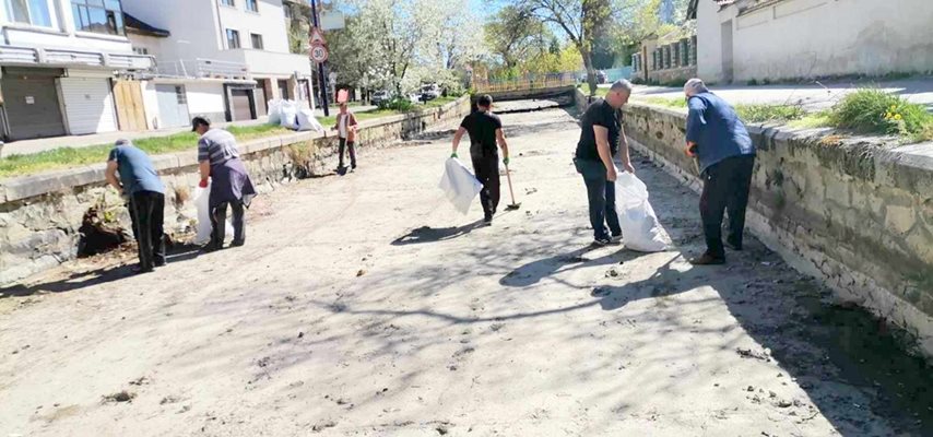 Служители на "Напоителни системи"- клон Пазарджик чистят "Паша арк"