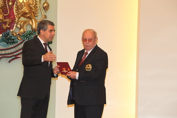 Президентът награждава акад. Николай Попов