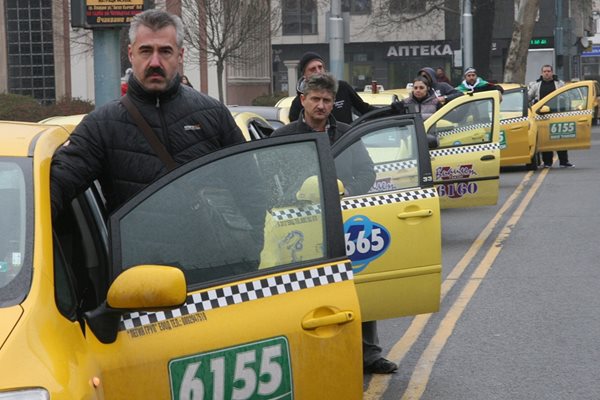С надути клаксони таксиметровите шофьори се присъединиха.