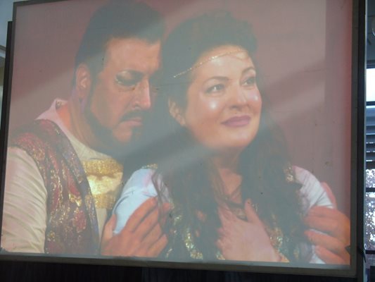 От екрана във фоайето звучаха изпълнения на Камен Чанев. На този кадър той е на сцената заедно с партньорката си в операта и в живота сопраното Таня Иванова.