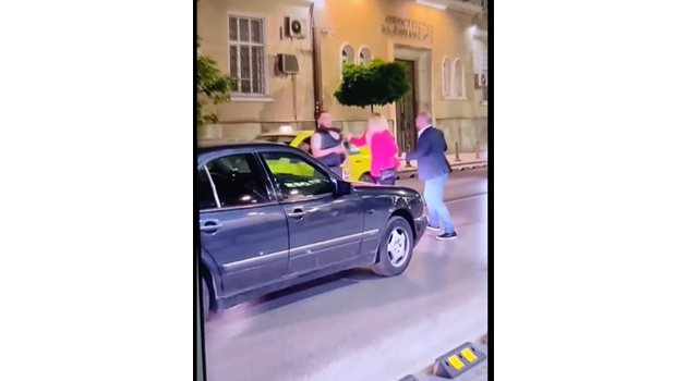 Бой между българин и украинец в центъра на София взриви социалните мрежи (Видео)