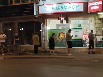 Десетина човека чакаха на опашка пред денонощна аптека в софийски квартал в сряда около 22 часа. СНИМКА: Виктор Иванов