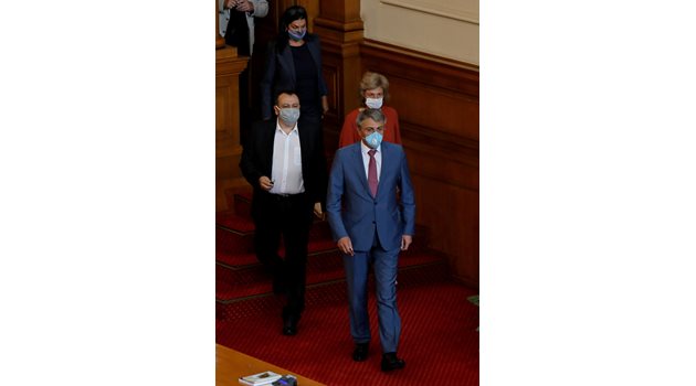Лидерът на ДПС Мустафа Карадайъ пристига за гласуването на последния вот на недоверие към кабинета, но знаково отсъства на дебатите.

СНИМКА: НИКОЛАЙ ЛИТОВ