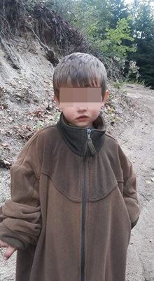 Горски работник открил малкия Мехмед (на снимката) и го наметнал с якето си.