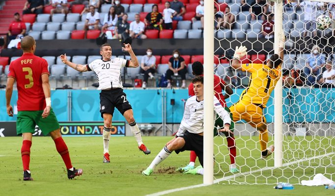 Робин Госенс вкарва четвъртия гол за Германия.