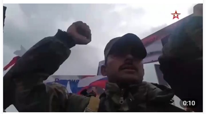 Сирийски бойци са в пълно бойно снаражение, защото готвят се да тръгнат към фронтовата линия в Украйна. 
Кадър: NEXTA Live
