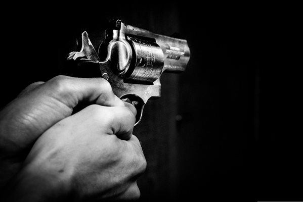 Мъж заплаши с пистолет таксиметрова шофьорка в Перник