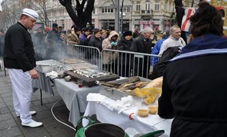 На Никулден раздават рибен курбан на 5 места в Бургас, пускат катамарана до Ченгене скеле