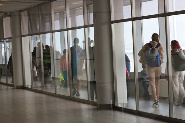 Пътниците от Доха преминаха от ръкава през остъклен изолиран коридор, за да стигнат на долния етаж при гишетата за паспортен контрол. На летището тестват разделянето на потоците.