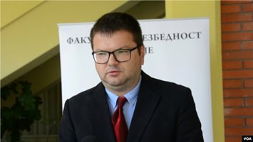 Съветникът на македонския президент освен български гражданин е завършил и Американския университет у нас