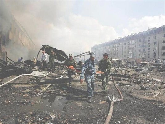 Спасители разчистват останките от сградата, разрушена при кървавия атентат в Назран.