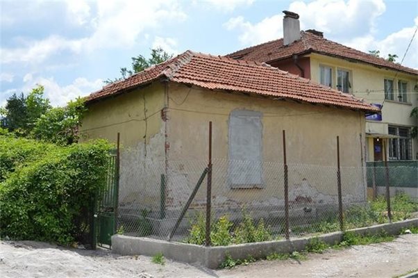 В тази къща Анка Ризова е нападната от Зъбчето с косачка. Пребита е и след 5 месеца умира.