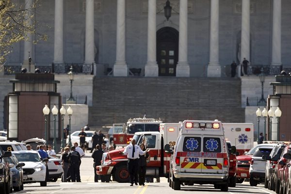 Линейки и пожарни бяха струпани пред входа на Конгреса.