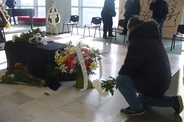 Някои от колегите на Камен Чанев му отдадоха последна почит, падайки на колене по време на поклонението, организирано във фоайето на Старозагорската опера. 
