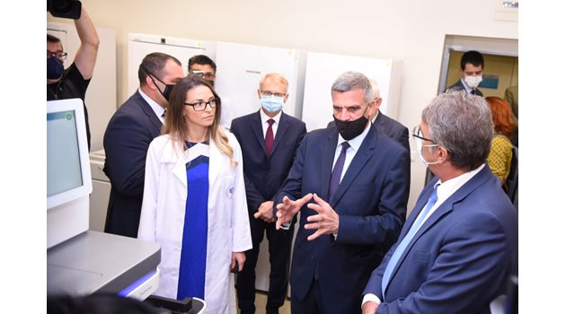 Премиерът Стефан Янев разгледа в понеделник центъра по молекулна медицина на МУ-София.
