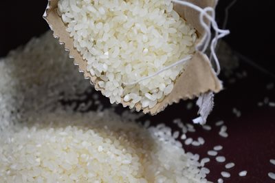 Премахнете влагата в дома с торбички от органза, пълни с ориз, сол или захар
